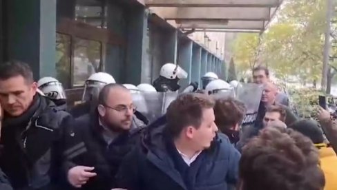 OPOZICIJA PONAVLJA SCENARIO GORANA JEŠIĆA: Jurišnik Srđan Đurić udario policajca, kamere sve zabeležile (VIDEO)