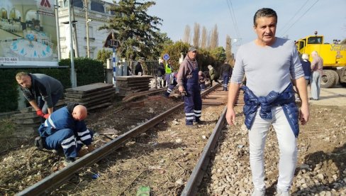 RADOVI NA PRUŽNOM PRELAZU U PARAĆINU: Bezbednije na pruzi kod štofare (FOTO)