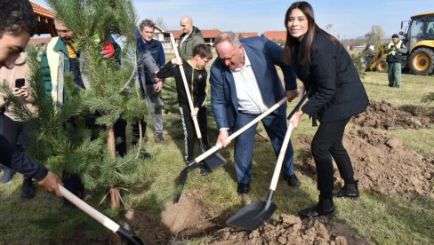 VUJOVIĆ U LESKOVAČKOM SELU MILANOVO: Zajedno sa građanima zasadila četinare