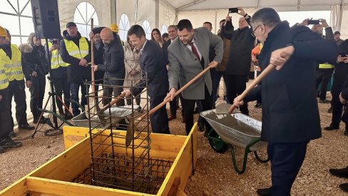 STRUJA ZA 25 HILJADA DOMAĆINSTAVA!: Postavljen kamen temeljac za vetroelektranu iznad Nikšića