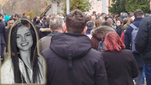 ANJA ĆE DA POČIVA NEDALEKO OD VOLJENOG DEDE: Paraćin se u tuzi oprašta od mlade sugrađanke, tragično stradale u Novom Sadu (FOTO)