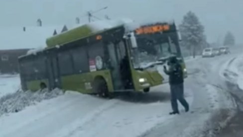 АУТОБУС СКЛИЗНУО С ПУТА, ШЛЕПЕРИ СЕ СУДАРИЛИ: Снег и мећава праве хаос широм Србије! (ФОТО, ВИДЕО)