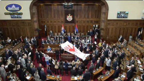 OPOZICIJA NASILJEM PROTIV SRBIJE: Smeju se i duvaju u vuvuzele, fizički nasrnuli na ministre (FOTO/VIDEO)