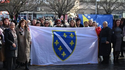 „OVO JE PROVOKACIJA“: Grupa građana iz FBiH mahala ratnim zastavama u centru Banjaluke (FOTO/VIDEO)