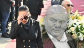 I ESTRADA U CRNINI: Ceca, Đani, Vera Matović i kolege odale počast Palmi (VIDEO)