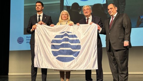 SRBIJI URUČENA EXPO ZASTAVA U PARIZU: Ključni simbol domaćinstva jedne od najprestižnijih međunarodnih manifestacija (FOTO)