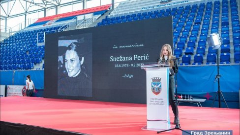 NEĆE BITI ZABORAVLJENA: Fotografija Snežane Perić na zidu uspomena u Kristalnoj dvorani u Zrenjaninu