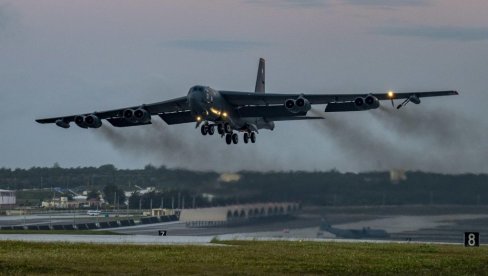 АМЕРИКА ПРИКУПИЛА ИМПРЕСИВНУ СИЛУ БОМБАРДЕРА: Британска база кључна за напад на Иран (ВИДЕО)