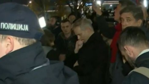 NAPAD NA POLICIJU U BEOGADI NA VODI: Opozicionari biju sve redom (VIDEO)