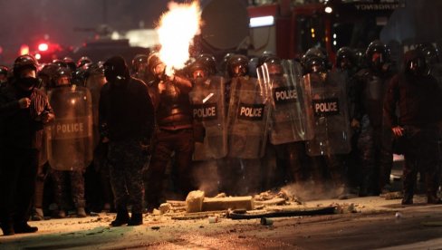 HAOS U TBILISIJU: Demonstranti upali u dvorište predsedničke rezidencije, specijalne snage primenile silu HAOS U TBILISIJU: Demonstranti upali u dvorište predsedničke rezidencije, specijalne snage primenile silu