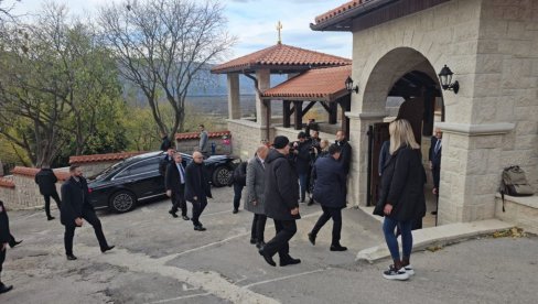 PREMIJER VUČEVIĆ U REPUBLICI SRPSKOJ Šef Vlade Srbije u poseti Mrkonjićima, rodnom mestu Sv. Vasilija Ostroškog (FOTO/VIDEO)