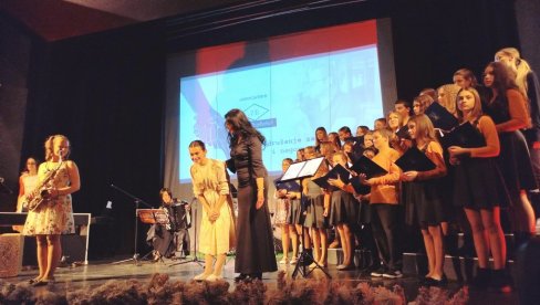 DECA PEVALA OD SRCA: Prvi festival Sinergija u Paraćinu okupio muzičke talente Srbije