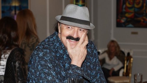 ИМА НОВУ ДЕВОЈКУ: Харис у вези са 20 лета млађом! И да - озбиљно је