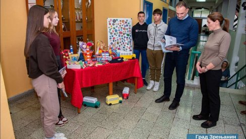 PET ŠKOLA DOBILO NOVAC ZA UČENIČKE ZADRUGE: Završen projekat pomoći grada Zrenjanina (FOTO)