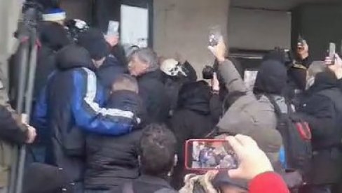 DIVLJANJE OPOZICIONIH AKTIVISTA U NOVOM SADU: Napravili totalni haos ispred zgrade Skupštine (VIDEO)