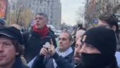 ČOVEKU SA BEBOM NE DAJU DA PROĐE: Narod gnevan zbog blokada kod RTS u Beogradu (VIDEO)