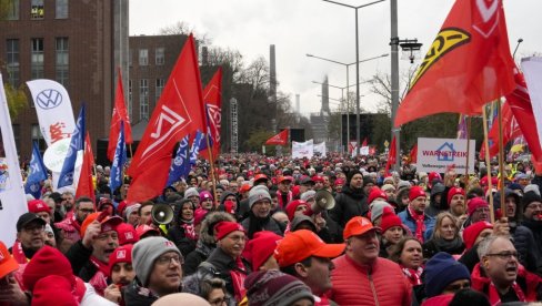 РАДНИЦИ ФОЛКСВАГЕНА У НЕМАЧКОЈ НАСТАВИЛИ СА ШТРАЈКОВИМА: Прете протестима и у 2025, менаџмент има ПОСЛЕДЊУ ШАНСУ