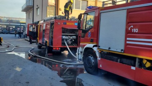 IZGOREO KAFE U VIŠNJIČKOJ: Vatrogasci na terenu (FOTO)