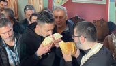 I MILAN VASIĆ PRESEKAO SLAVSKI KOLAČ: Glumac Nikoljdan obeležio i u manastiru Sveti Nikola u Vranju