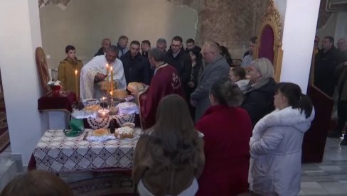 NE OSTAVLJAJTE OVU SVETINJU PRAZNOM: Liturgijom i rezanjem slavskog kolača obeležena hramovna slava u Prištini