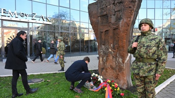 СЕЋАЊЕ НА СЕДАМ  ХУМАНИХ ПИЛОТА: Положени венци крај јерменског Хачкара у Новом Саду (ФОТО)