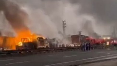 KAMION PUN HEMIKALIJA UDARIO U REZERVOAR: Osmoro osoba poginulo u eksploziji, više od 40 povređeno (FOTO/VIDEO)