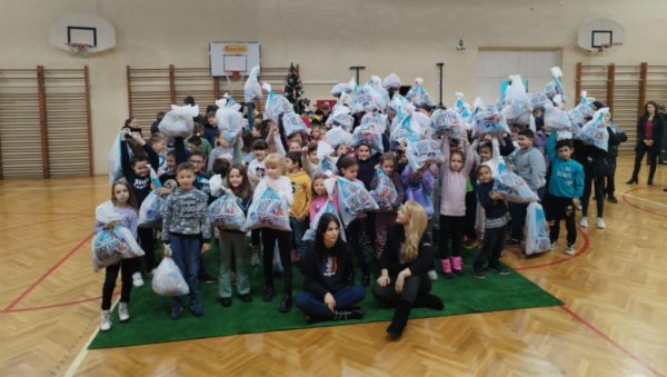 СВИ ОСНОВЦИ ИЗ РУСКОГ СЕЛА КОД КИКИНДЕ ДОБИЛИ НОВОГОДИШЊЕ ПАКЕТИЋЕ   Дарови из Немачке