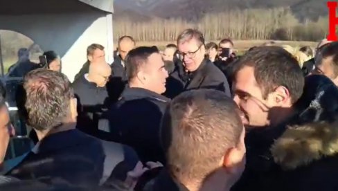 VUČIĆ SA NARODOM: Radosni građani pozdravili predsednika na otvaranju 30km najsavremenijeg auto-puta (VIDEO)