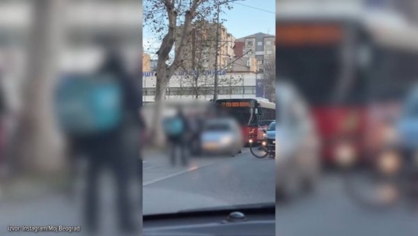 ВОЗАЧ АУТОМОБИЛА И ДОСТАВЉАЧ СЕ ПОТУКЛИ НАСРЕД УЛИЦЕ: Севале песнице, саобраћај блокиран