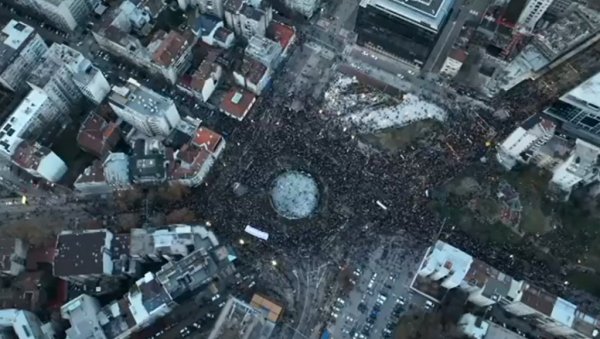 СНИМАК ДРОНОМ: Ево колико је окупљених на политичком протесту опозиције (VIDEO)