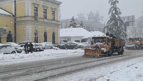 DETE JE VRIŠTALO, RODITELJI GA NA RUKAMA ODNELI svedok: Sneg sa krova zgrade Gradske uprave pao na dečaka (9) (VIDEO)