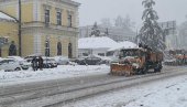 DETE JE VRIŠTALO, RODITELJI GA NA RUKAMA ODNELI svedok: Sneg sa krova zgrade Gradske uprave pao na dečaka (9) (VIDEO)