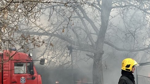 ПОЖАР НА ЧУКАРИЦИ: На лицу места 16 ватрогасаца-спасилаца са 5 возила