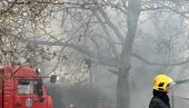 ПОЖАР НА ЧУКАРИЦИ: На лицу места 16 ватрогасаца-спасилаца са 5 возила