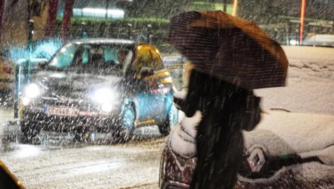 TOKOM NOĆI STIŽE SNEG U SRBIJU: RHMZ najavljuje kišu širom zemlje narednih dana (FOTO)