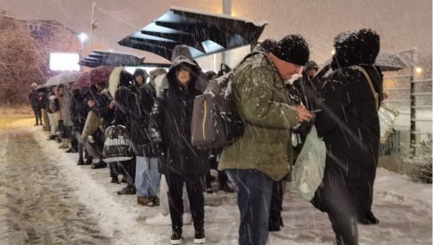 SNEG PROUZROKOVAO KOLAPS ŠIROM SRBIJE: Na Trošarini zastoj, zavejani turisti na Tari, saobraćaj otežan u većini pravaca (FOTO/VIDEO)