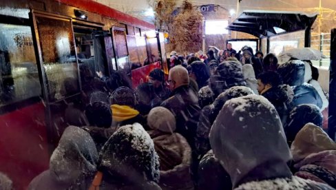 SNEG BLOKIRAO SRBIJU: Autobus sleteo kod Aranđelovca, zavejani turisti na Tari, saobraćaj otežan u većini pravaca (FOTO/VIDEO)