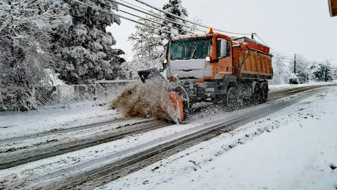 STIŽE NOVA TURA PADAVINA: U ovom delu Srbije palo metar snega - još jedna neprospavana noć za putare