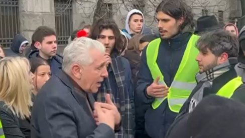 PRETNJE ANĐELKOVIĆU NA PROTESTU ISPRED POŠTE: Ajde da prebijemo ovoga (VIDEO)