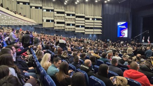 VELIKI BROJ MLADIH OSTAO ISPRED SAVA CENTRA: Ogromno interesovanje za razgovor sa predsednikom i premijerom (FOTO)