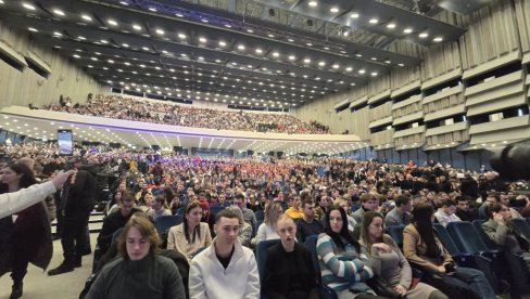 BUDUĆNOST, A NE PROŠLOST: Puna sala - čekaju se predsednik i premijer (FOTO)