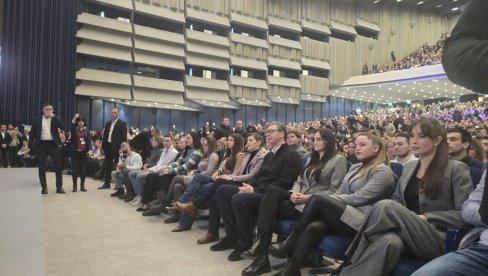 BUDUĆNOST, A NE PROŠLOST: Puna sala - čekaju se predsednik i premijer (FOTO)