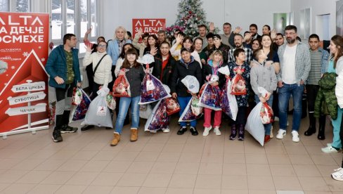 ALTA banka donirala paketiće za dečje osmehe: Mališani iz Sremčice i Dečjeg sela uživali u iznenađenju i druženju