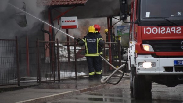 ПЛАНУЛА У СЕКУНДИ: Молотовљев коктел бачен на продавницу здраве хране на Вождовцу!