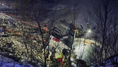 AUTOBUS SLETEO SA PUTA U NORVEŠKOJ: Završio u vodi, ima mrtvih (FOTO/VIDEO)