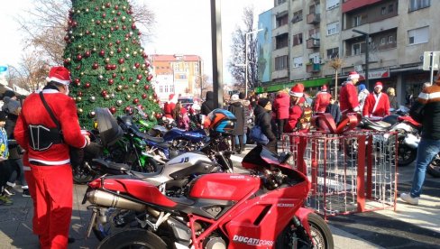 HUMANI BAJKERI: Obradovali decu i mlade sa posebnim potrebama