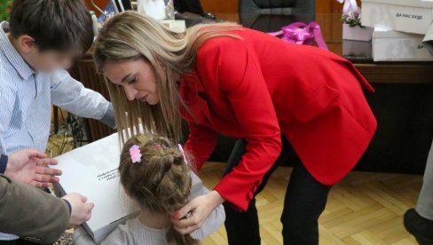 ĐURĐEVIĆ STAMENKOVSKI ZA MATERICE URUČILA POKLONE DECI BEZ RODITELJSKOG STARANJA: Najvažniji nacionalni zadatak je da nam se dečica rađaju