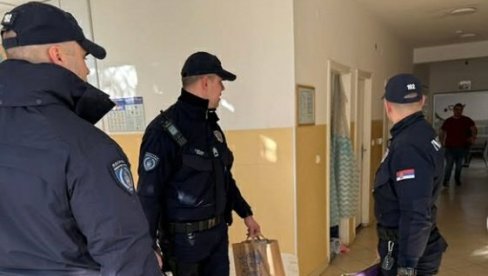 SIMBOL BRIGE, PAŽNJE I LJUBAVI: Pripadnici interventne jedinice novosadske policije posetili Svratište za decu