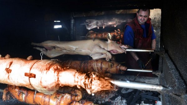 ЗА ЈАГЊЕЋЕ БАЈАДЕРЕ ТРАЖЕ И ДО 5.500 ДИНАРА: Грађани увелико резервишу месо на ражњу за празничну трпезу током Нове године и Божића