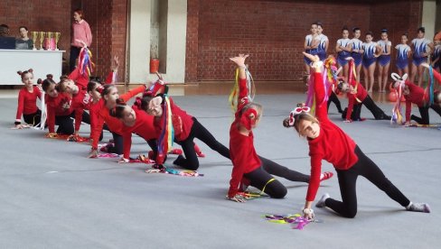 UMETNOST, SPORT, PREDANOST: Održana godišnja priredba paraćinskih gimnastičarki (FOTO)